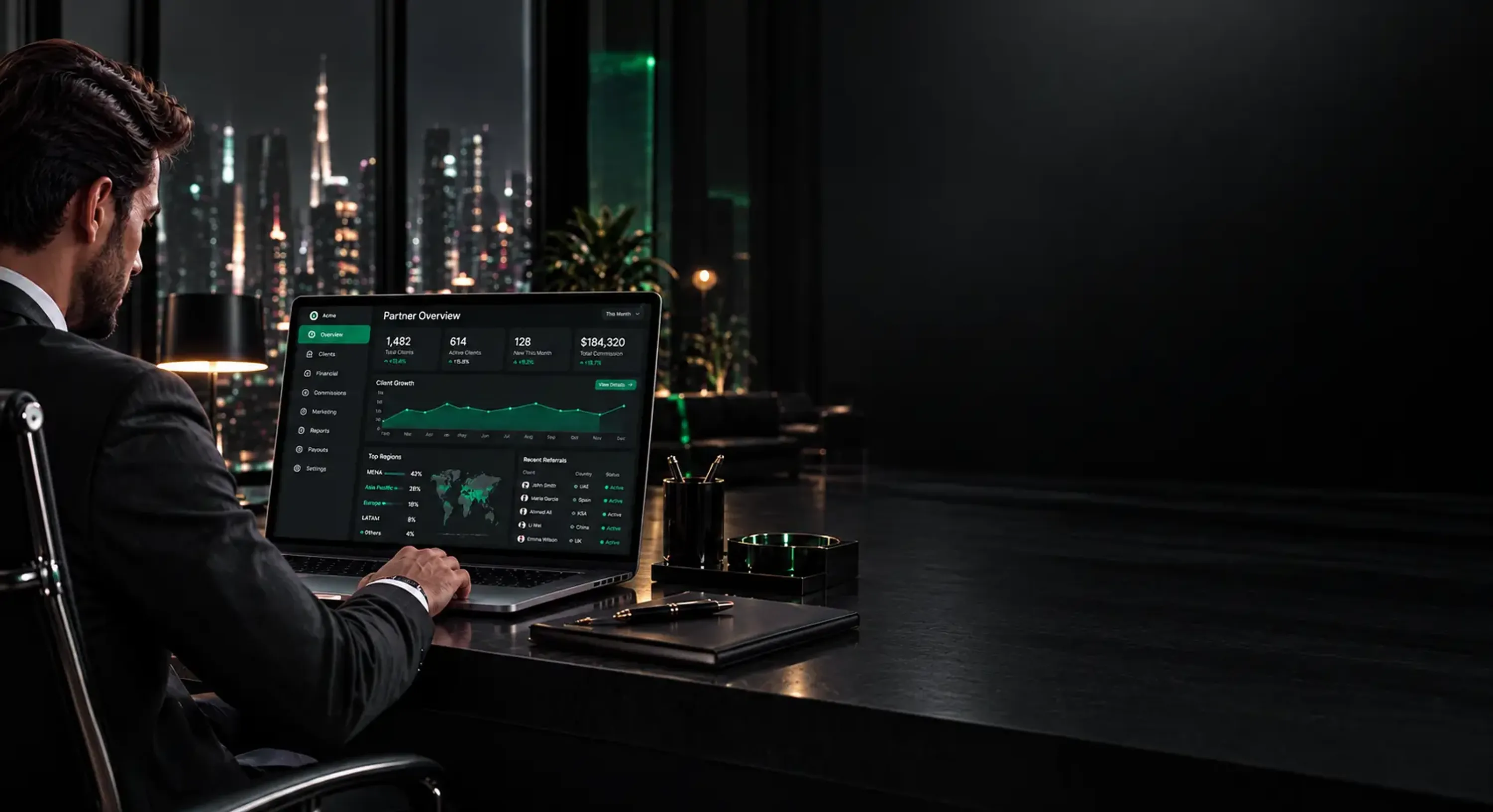 شريك على مكتب يطلع على لوحة نظرة عامة لشركاء DB Investing مع أفق المدينة ليلاً