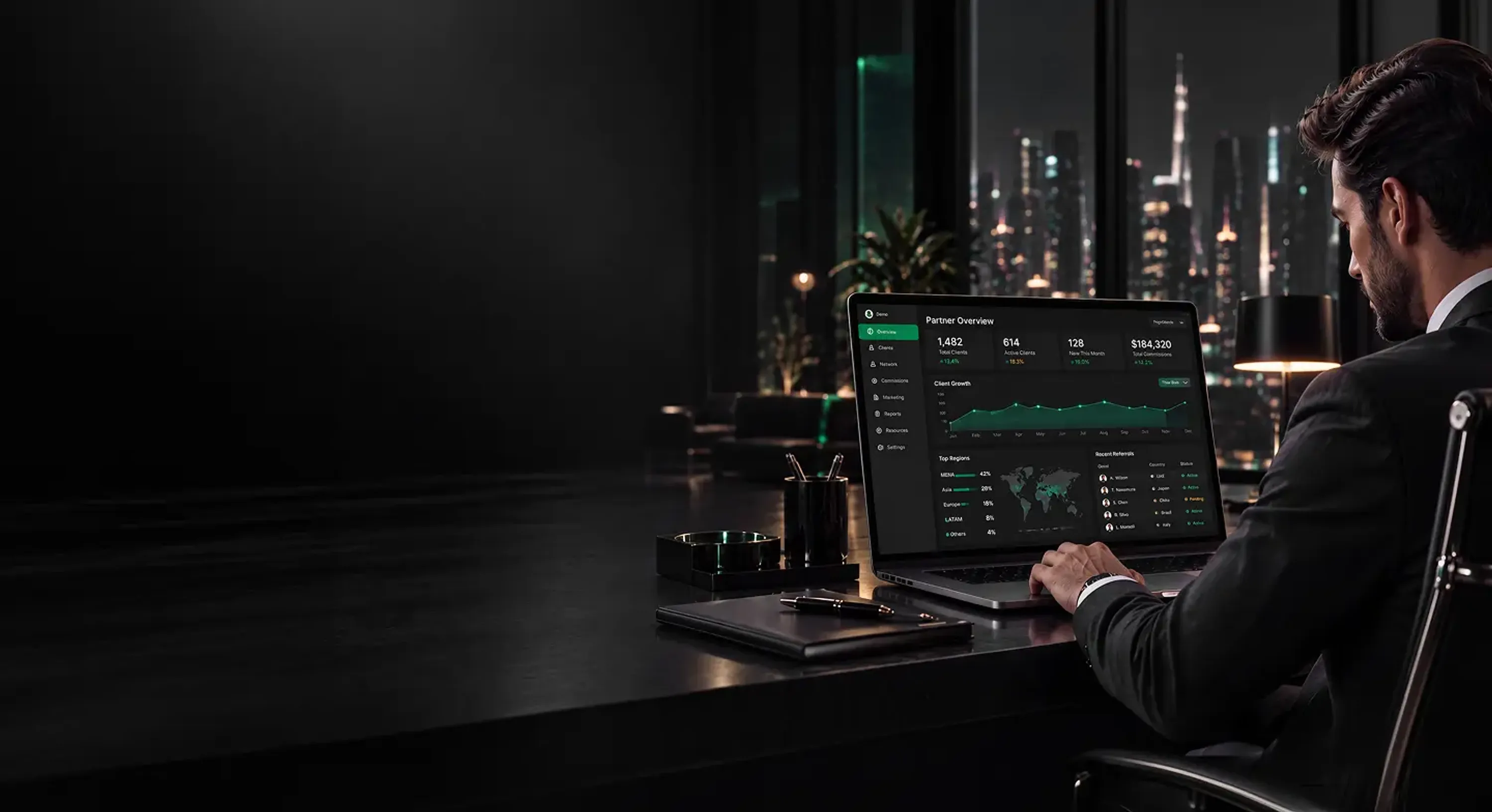 Socio en un escritorio consultando el panel general de partners de DB Investing con el skyline nocturno